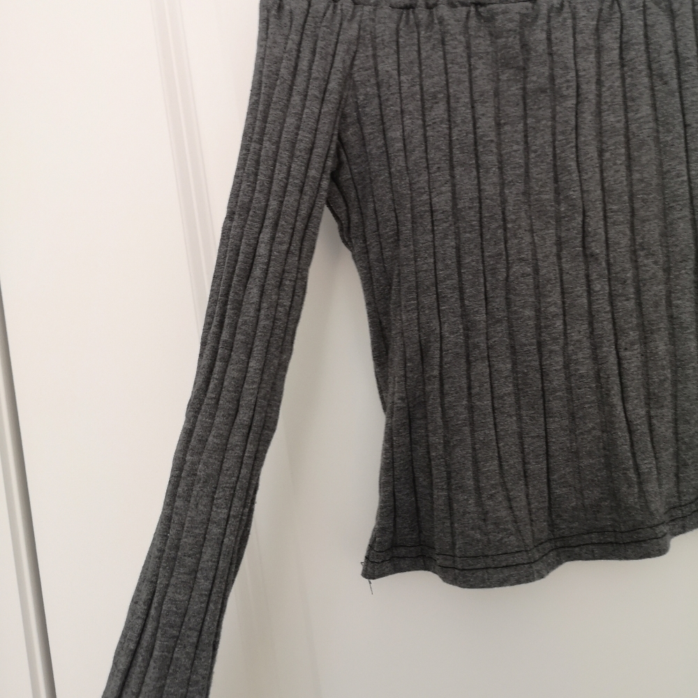 π3/20$ NWOT Ribbed Off Shoulder Crop Top - Picture 3 of 3